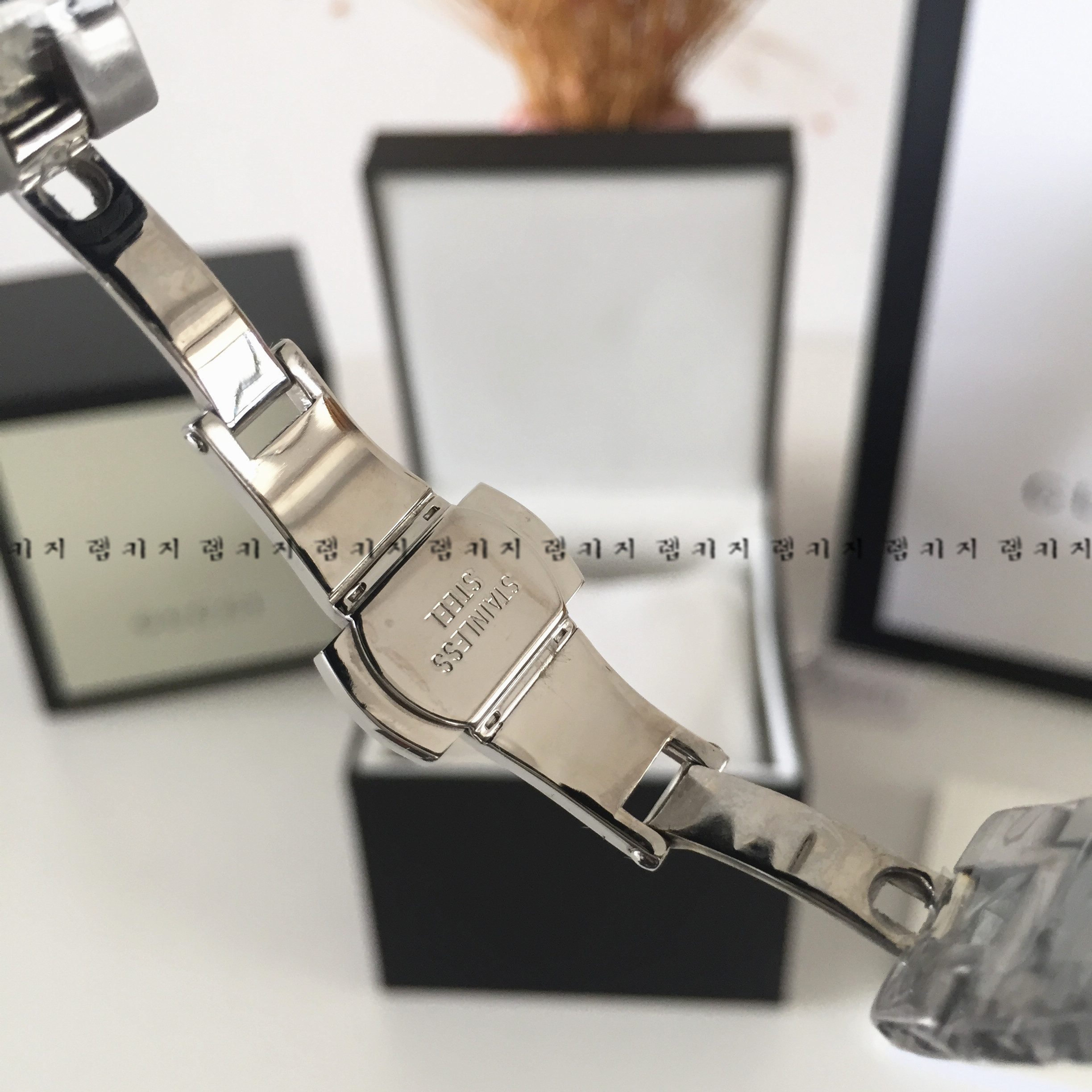 구찌 G타임리스 캣 워치 은장 여성 메탈시계